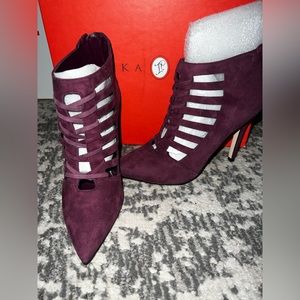 NIB Women's Ivanka Trump Purple Suede Chelsea Boots Size 6